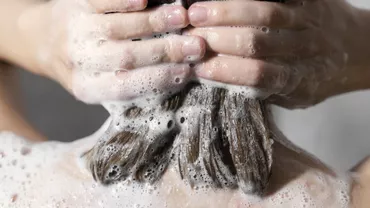 Speli părul prea rar? Greșeala care îți agravează alergiile, spun experții!