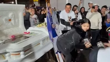 Imagini șocante la o înmormântare. O văduvă a fost filmată în timp ce dansa provocator pe sicriul deschis al soțului