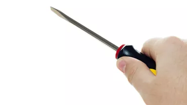 Jaf cu o șurubelniță! Un tânăr a încercat să fure banii din casa de marcat, amenințând vânzătoarele cu obiectul ascuțit