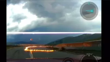 Momentul în care un fulger a lovit șoseaua chiar în fața unui autoturism care se deplasa pe Transalpina (VIDEO)