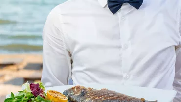 Tinerii care lucrează pe litoral spun că turiștii sunt tot mai zgârciți cu bacșișurile: „Ne descurcăm cum putem”. Cât mai câștigă acum pe zi