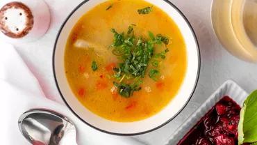 Așa făceau bunicile supa de pui. Cum arată rețeta tradițională și care e ingredientul surpriză, care face diferența