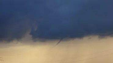 Fenomen rar deasupra mării! Turiștii au scos imediat telefonul să filmeze „tsunamiul” care s-a apropiat de țărm. Unde a avut loc