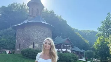 Andreea Bălan, criticată după ce s-a dus în fustă mini la Mănăstirea Prislop: „Extraordinar unde s-a ajuns…” (FOTO)