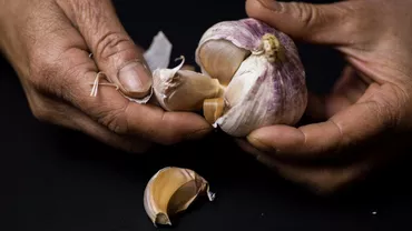 Cum să scapi, în doar 30 de secunde, de mirosul de usturoi de pe mâini? Trucul de care sigur nu știai