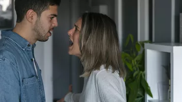 O femeie din Teleorman a fost reținută după ce și-a agresat soțul. Cum au descoperit polițiștii episoadele repetate de violență