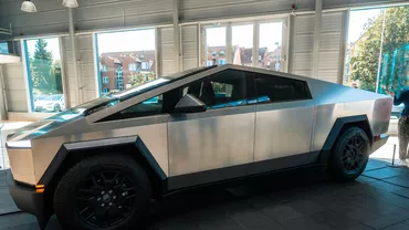 Un Cybertruck a luat foc după un accident în Texas. Familia victimei a dat în judecată compania Tesla