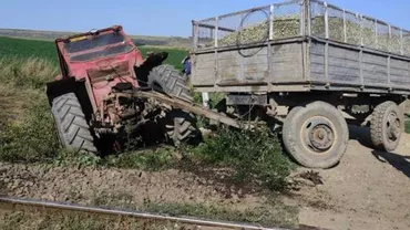 Accident între un tractor cu remorcă și un tren, în care se aflau 50 de persoane. Ce au declarat autoritățile