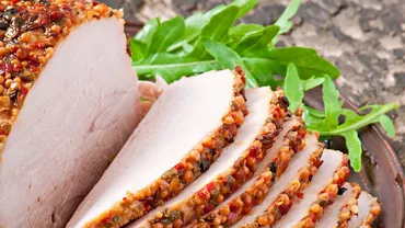 Rețeta perfectă pentru toamnă. Cum se prepară friptura care se poate servi atât caldă, cu garnitură, cât și rece, în locul mezelurilor din comerț