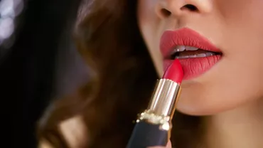 Cum poți avea un ruj de lungă durată? Trucurile specialiștilor în machiaj