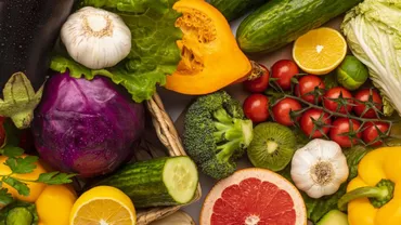 Cum speli corect fructele și legumele? Greșeala frecventă care lasă pesticide și bacterii pe alimente