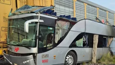 Tragedie în Mexic: 10 morți și peste 60 de răniți, după ce un tren de marfă a lovit un autobuz supraetajat