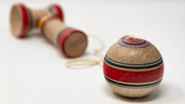 Kendama revine spectaculos în atenția copiilor, dar stârnește controverse în școli. Profesorii vor să o interzică în timpul orelor