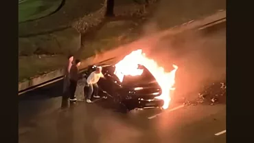A murit, fiindcă ușile mașinii nu puteau fi deschise din exterior. Oamenii au asistat la moartea unui bărbat, chiar în propria mașină (VIDEO)