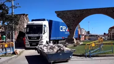 Un șofer român a avariat grav un monument istoric valoros, din sudul Spaniei. Cum s-a produs incidentul