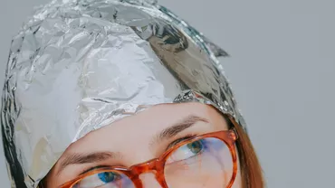 Studiu: Românii cu cel mult 8 clase sunt convinși că vaccinurile, inteligenţa artificială şi tehnologia 5G ne controlează