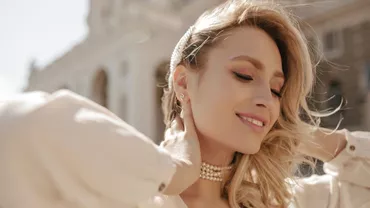 Cum să porți perlele fără să pari prea clasică