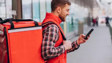 Românii aleg livrările în locul restaurantelor. Comanda online devine noul obicei al marilor orașe