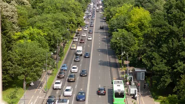 Traficul urban golește bugetele șoferilor. Cât ajunge să coste anual utilizarea mașinii personale comparativ cu transportul public