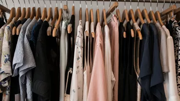 De ce ți se strică hainele de vară peste iarnă. Greșeala banală pe care aproape toți o fac