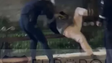 Polițistă păruită în timpul unei intervenții. Femeia tocmai salvase viața unui om. Șefii ei, acuzați că au mușamalizat cazul de ultraj (VIDEO)