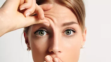 Pleoape căzute? Iată cum să le ridici vizual prin machiaj