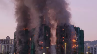 Incendiu devastator în Hong Kong. Cinci zgârie-nori, în flăcări. Mai mulți morți și răniți (VIDEO)
