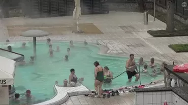 Cum se bucură românii de minivacanța de 1 Decembrie. Stațiunile din țară sunt pline de turiști și petreceri de iarnă