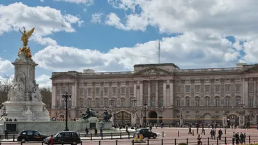 Turiști înșelați de o reclamă falsă. Pretextul sub care Inteligența Artificială i-a trimis la palatul Buckingham