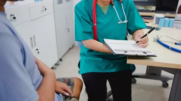 Cum să recunoști hernia inghinală și când e nevoie de operație?