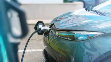 Piața auto mondială surprinde în 2025. Europa accelerează electrificarea, America de Nord încetinește, China domină la volum