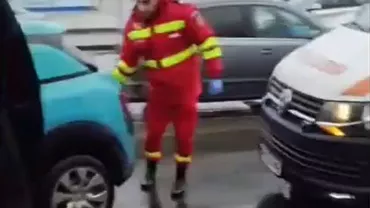 Accident bizar în Sectorul 5: Un șofer a intrat cu mașina într-un copac și a avariat două ambulanțe, venite să-i acorde primul ajutor. Ce a urmat