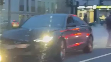 Accident grav în Germania. Un bărbat a intrat cu mașina într-o stație de autobuz. Ce spun autoritățile despre un posibil atac terorist