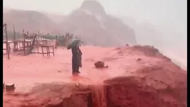 Fenomen spectaculos pe o insulă din Iran! Apa a devenit roșie după mai multe ploi abundente