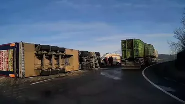Accident rutier în județul Cluj. Un TIR care transporta 200 de porci s-a răsturnat pe E81 (VIDEO)