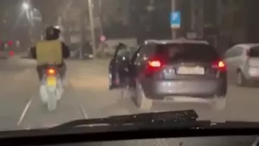 Imagini tulburătoare surprinse în trafic, la Iași. Un curier nepalez a fost agresat de un șofer (VIDEO)