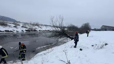 Incident dramatic pe malul Someșului. Doi copii au căzut în apa înghețată. Cum se desfășoară misiunea de salvare (FOTO, VIDEO)