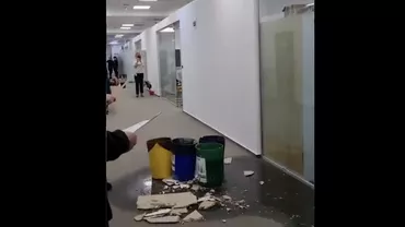 Plouă în sediul Direcției de Taxe din Sectorul 1. Ce arată imaginile despre administrația locală (VIDEO)