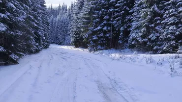 Zăpadă de 2 metri în acest loc din România. Cum se circulă și ce avertismente au fost emise