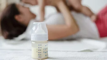 Un bebeluș ar fi murit după ce a consumat lapte praf. Produsul contaminat se găsește și în România