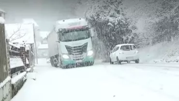 Trafic în condiții de iarnă pe mai multe șosele din țară. Județele în care șoferii întâmpină dificultăți la drum