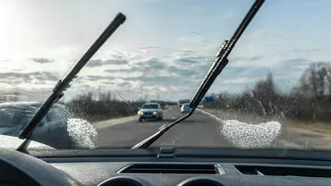 Lichidul de parbriz care nu îngheață iarna și costă aproape nimic. Rețeta simplă pe care o poți face acasă