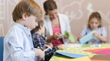 Salariul unei educatoare din România, în 2026. Ce venit are o debutantă și cât poate lua cu vechime