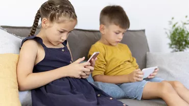 Tot mai mulți copii ajung la școală fără să știe să comunice. Efectele grave ale expunerii timpurii la telefon și tabletă