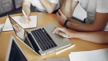 Inteligența artificială schimbă regulile în universități. Ce obligații noi au studenții din România