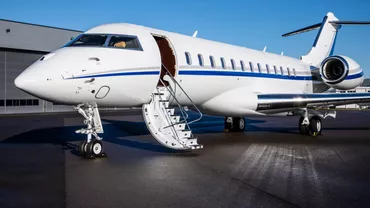 Nicușor Dan a plecat spre Statele Unite. Cu ce zboară și cât costă deplasarea președintelui la Washington. Jumătate de preț din cât dădea Iohannis pe o cursă în SUA