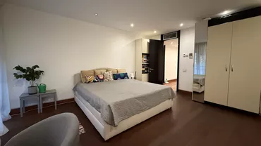 Un apartament cu 3 camere scos la vânzare lângă Arcul de Triumf a declanșat un val de reacții online: „Mai pun 200k și îmi iau castel”