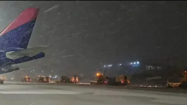 Viscolul a dat peste cap toate planurile pasagerilor. Zboruri anulate și avioane deviate pe Otopeni și Băneasa
