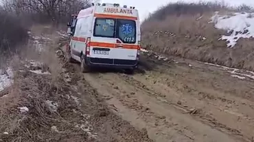 România reală. Ambulanță blocată în noroi. Pacientul a murit așteptând (VIDEO/FOTO)