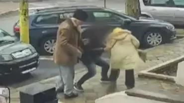 Momentul în care sunt jefuiți cei doi bătrâni din Cernavodă. Agresorii sunt chiar vecinii lor și nu e prima oară (VIDEO)